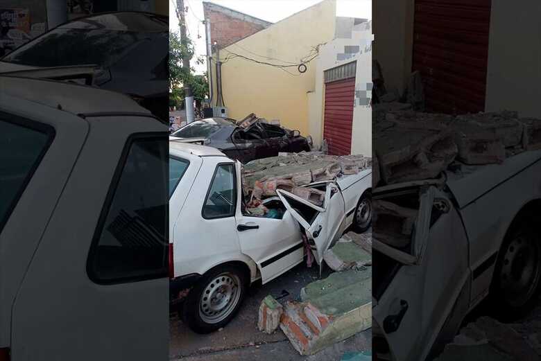 Carros ficaram destruídos