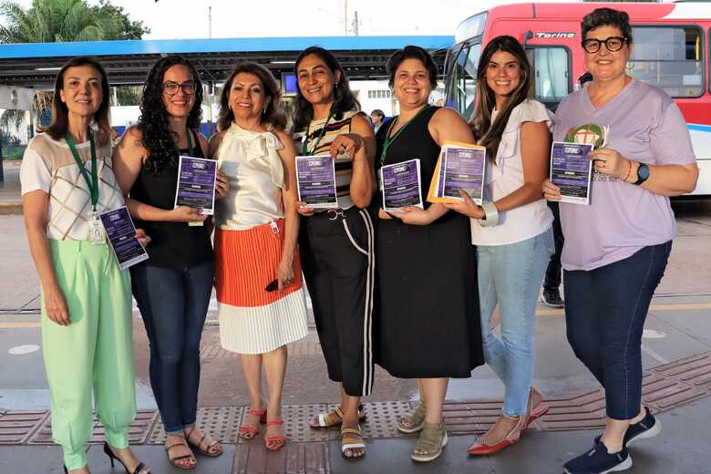 Equipe do Núcleo da Mulher da Defensoria com presidenta do conselho municipal (3ª a partir da esquerda) - 