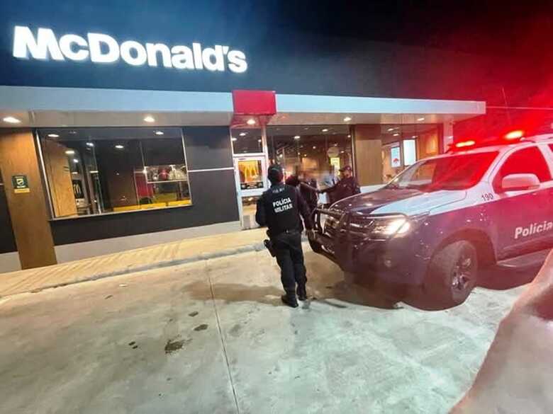 Confusão aconteceu em frente a loja do McDonald's