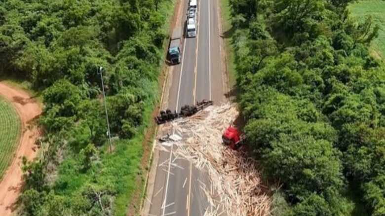 O motorista ficou ferido e precisou ser socorrido