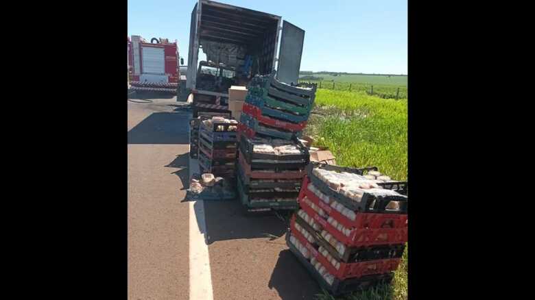 O veículo ficou completamente destruído, junto com alguns pães