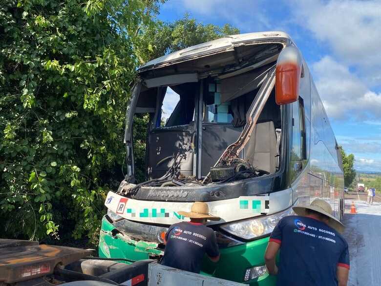 Frente do ônibus ficou bastante danificada