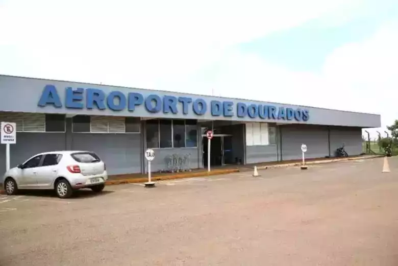 Fachada do aeroporto de Dourado -