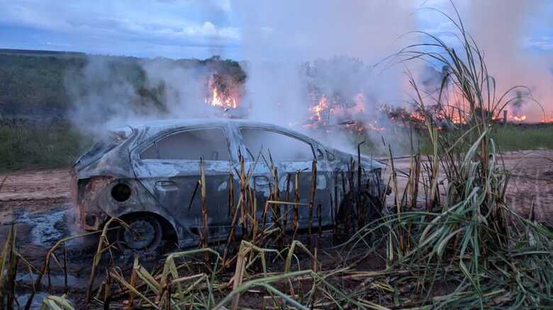 O veículo foi encontrado incendiado 