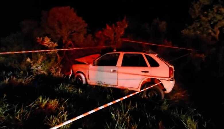 Veículo parou na vegetação nas margens da rodovia