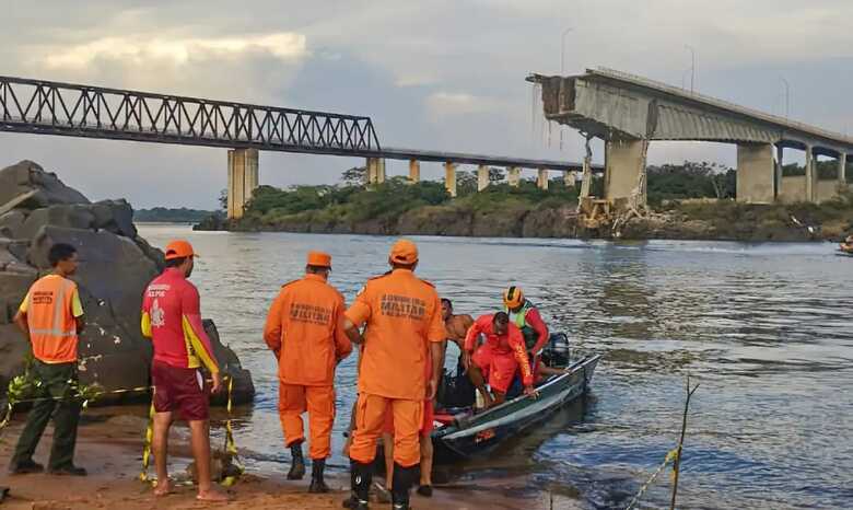 Ponte desabou e deixou várias pessoas desaparecidas