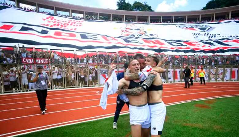 Jogadores do São Paulo comemoram o título da Copinha 2025