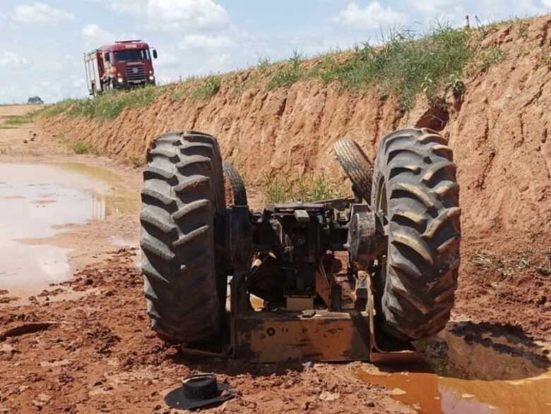 O veículo teria tombado na ribanceira 