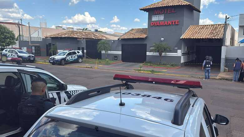 Homem morre em motel na Capital após encontro com travesti e outro homem