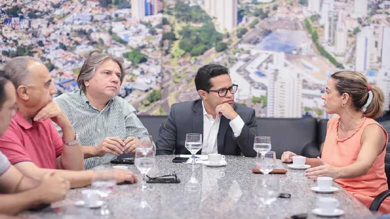 Pedro Caravina, Papy e Soraya Thronicke estiveram reunidos com demais vereadores