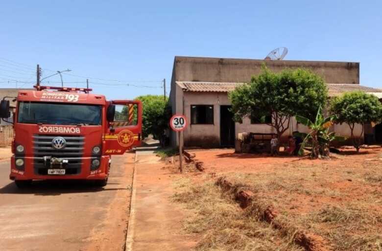 O fogo foi controlado e os socorristas retiraram o sofá da sala deixando o local em segurança