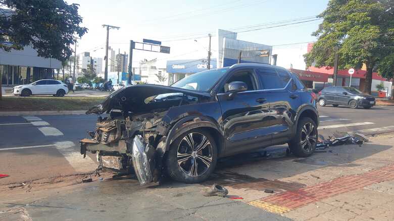 Veículo de luxo ficou com a frente bastante destruída