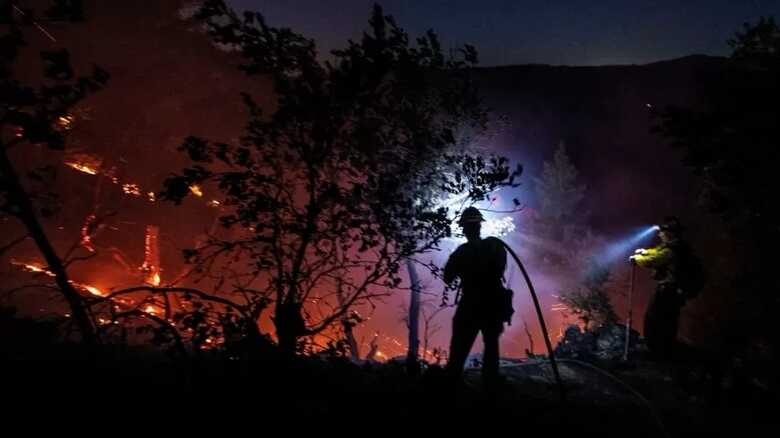 Bombeiros lutam contra o fogo após incêndios atingirem a Floresta Nacional de Angeles