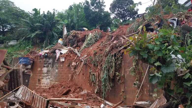 Oito pessoas morreram em deslizamentos de terra registrados em vários pontos da cidade 