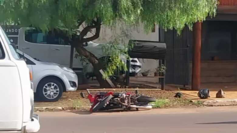 Motocicleta da vítima ficou jogada na rua