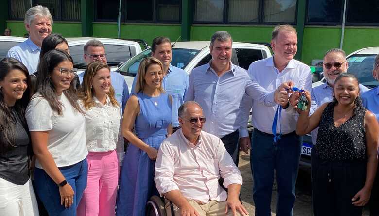 Governador Eduardo Riedel entregando as chaves dos veículos