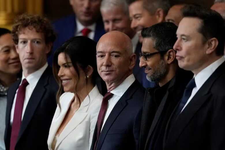 Os CEOs Mark Zuckerberg (Facebook), Jeff Bezos (Amazon), Sundar Pichai (Google) e Elon Musk (Tesla, SpaceX e X) na cerimônia de posse