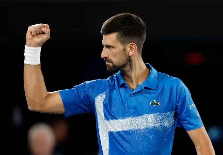 Djokovic comemora em jogo contra Alcaraz no Australian Open 