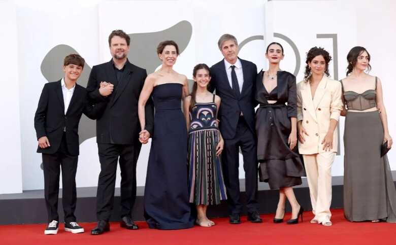 Elenco de "Ainda Estou Aqui" no tapete vermelho da estreia do filme no Festival de Veneza