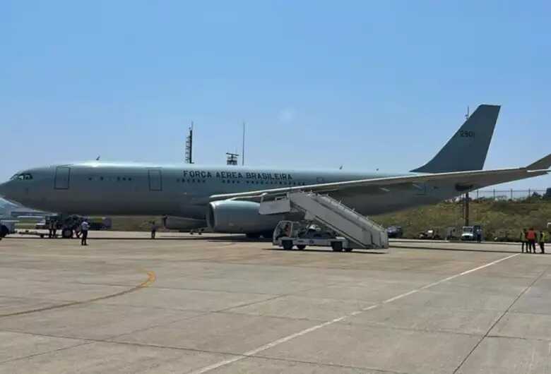 Avião KC-30 seguiu de Brasília para Manaus onde irá embarcar os passageiros 