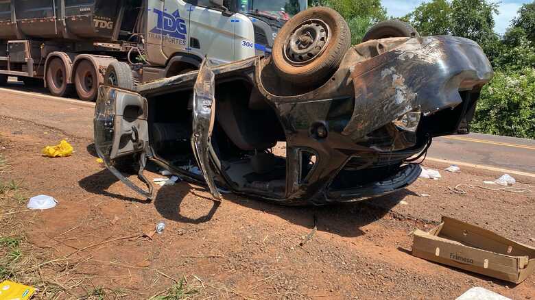 Carro ficou parado no acostamento após capotamento