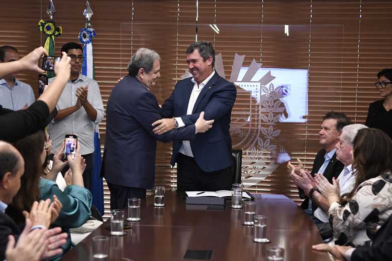 Waldemir Moka e governador Eduardo Riedel - 
