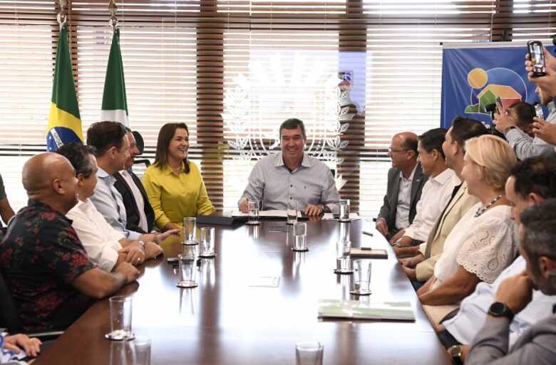  prefeita Adriane Lopes ao lado do governador durante assinatura