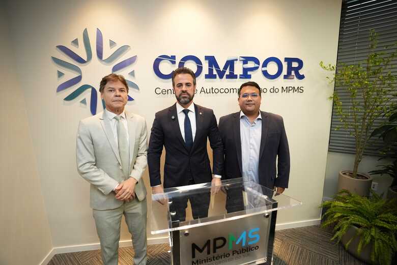 Deputado Paulo Duarte, representando a Alems, Procurador-Geral de Justiça Romão Avila Milhan Junior e o prefeito Gabriel Alves de Oliveira, de Corumbá
