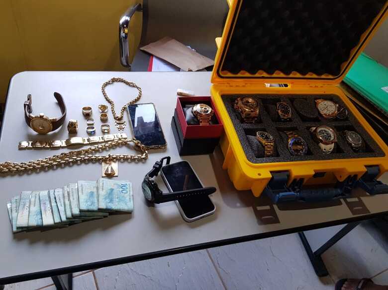 Objetos e dinheiro apreendidos no âmbito da Operação 'Paraíso Marcado' - 