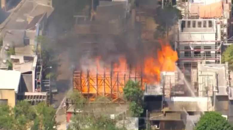 Incêndio de grandes proporções atinge cidade cenográfica da Globo