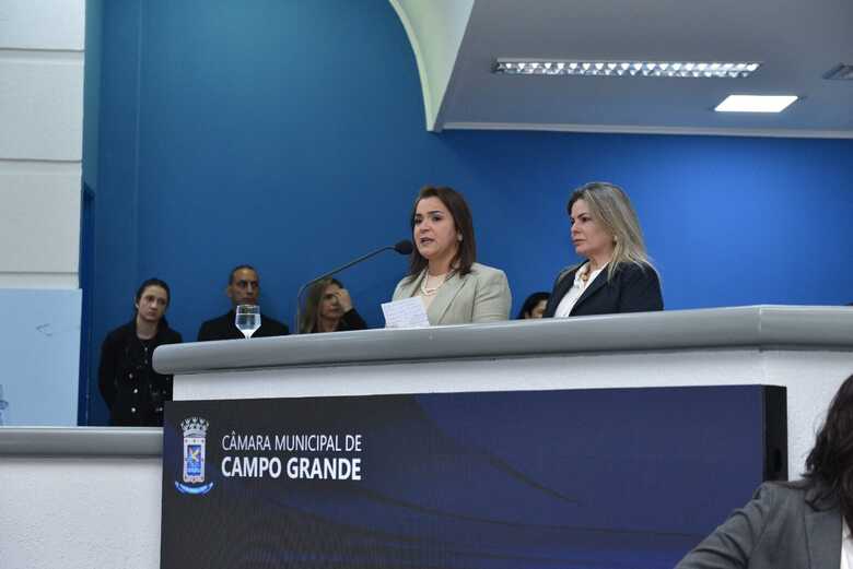 Prefeita Adriane Lopes ao lado de sua vice, Dra. Camilla