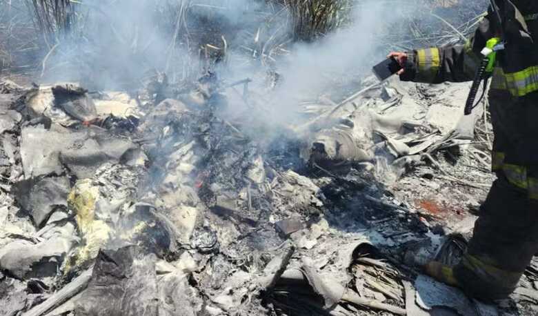 Imagens mostram destroços de avião que caiu em Quadra