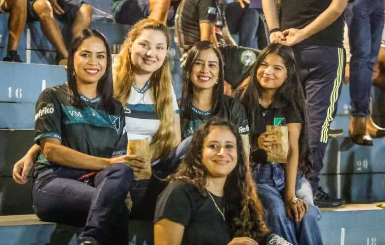 Mulheres terão entrada gratuita no jogo de domingo