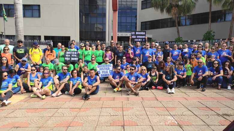 Atletas estão reunidos em frente ao Fórum