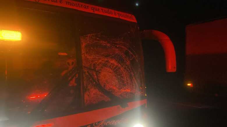A vítima faleceu após ser atingida por um ônibus e uma carreta 