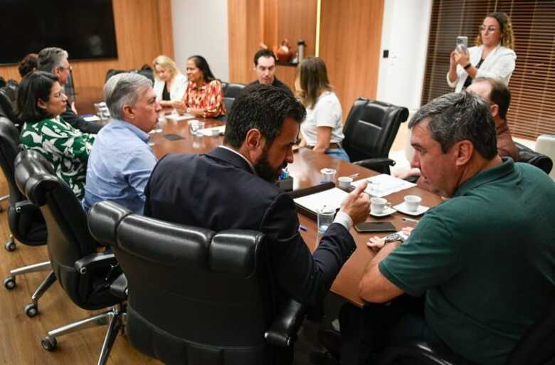 Governador Eduardo Riedel se reúne com autoridades