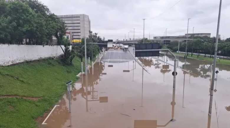 A última vítima em São Paulo foi um motorista de aplicativo, de 50 anos, que morreu afogado após ficar preso no carro 