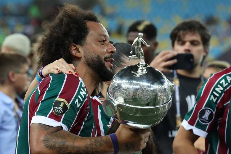 Marcelo com a taça da Libertadores