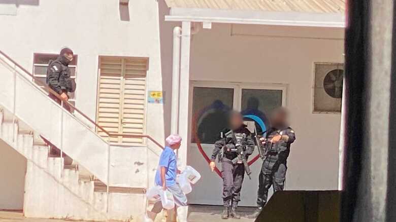 Policiais penais estão no hospital aguardando a saída de Brazão