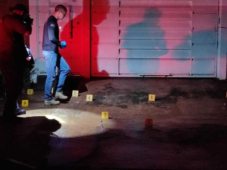 Perícia encontrou várias cápsulas no local do homicídio