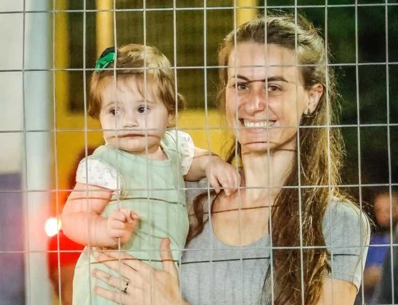 Mãe e filha acompanham partida de futebol no Jacques da Luz