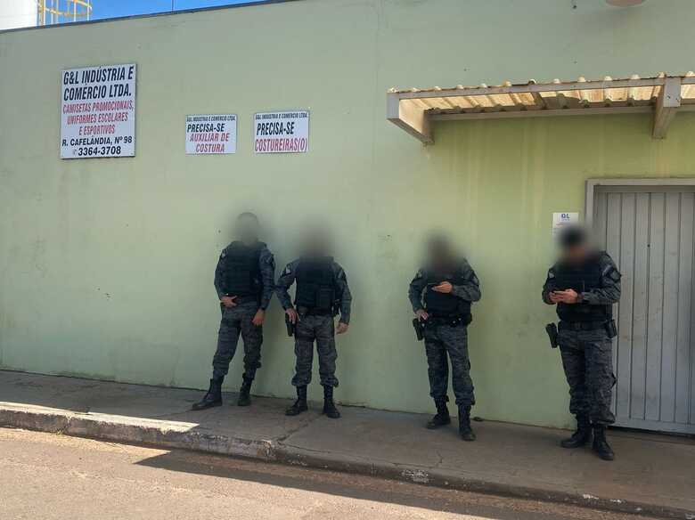 Batalhão de Choque em frente a um dos locais alvos do Gaeco em Campo Grande