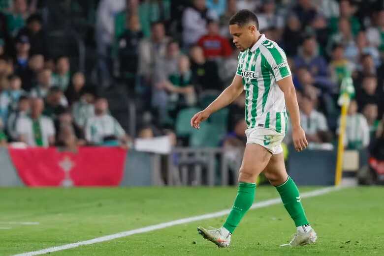 Vitor Roque é expulso contra o Gent por um pisão em um adversário 