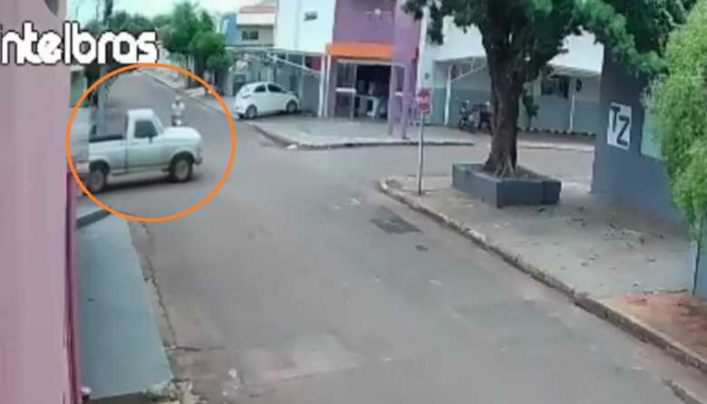 Adolescente atingiu em cheio a caminhonete
