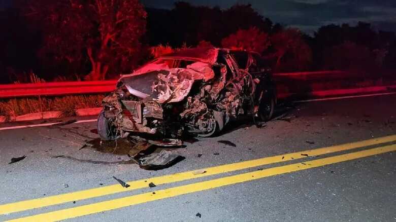 Veículo ficou com a frontal totalmente destruída