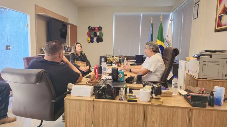 Diretora da SJMS Monique Marchioli Leite em reuni&atilde;o com o prefeito de Santa Rita do Rio Pardo, L&uacute;cio Roberto Calixto Costa - 