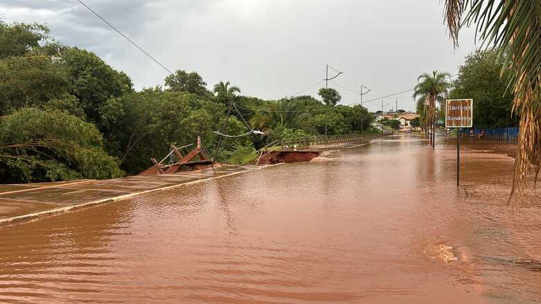Essa não é a primeira vez que parte da avenida ruí devido chuvas na Capital