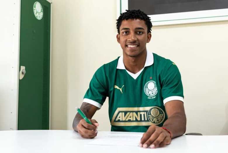 Lucas Henrique, de 17 anos, assinou seu primeiro contrato profissional