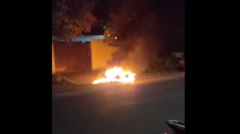 Motocicleta ficou totalmente destruída