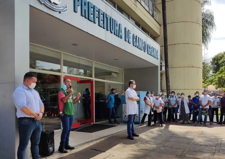 Servidores da enfermagem em ato de protesto em frente à prefeitura da Capital - 